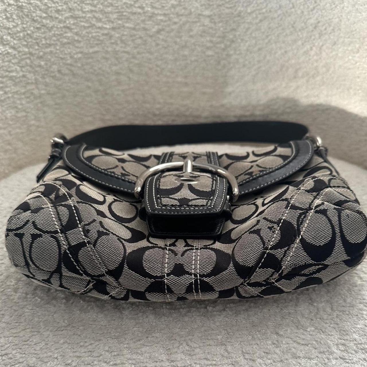 🩷🍒Vintage soho coach purse in light gray and black🩷🍒