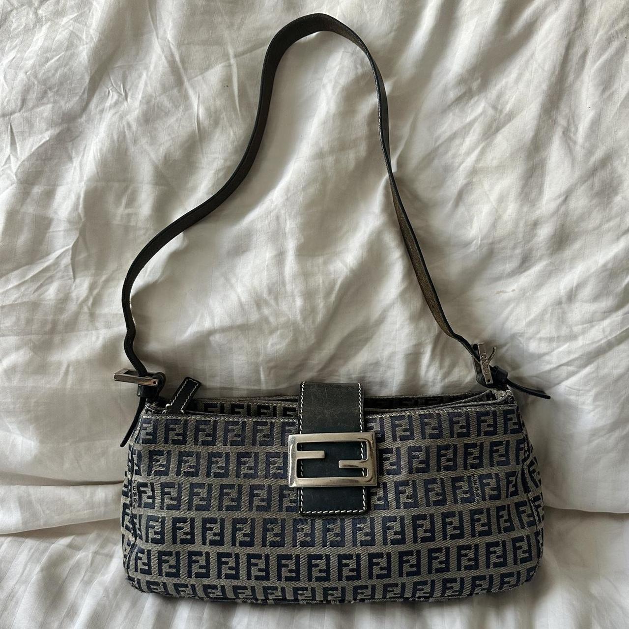 🍇💜Preowned NAVY FENDI BAGUETTE🍇💜