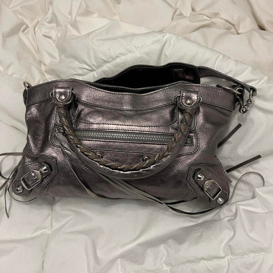 🩷🍒Preowned RARE BALENCIAGA METALLIC SILVER CITY BAG🩷🍒