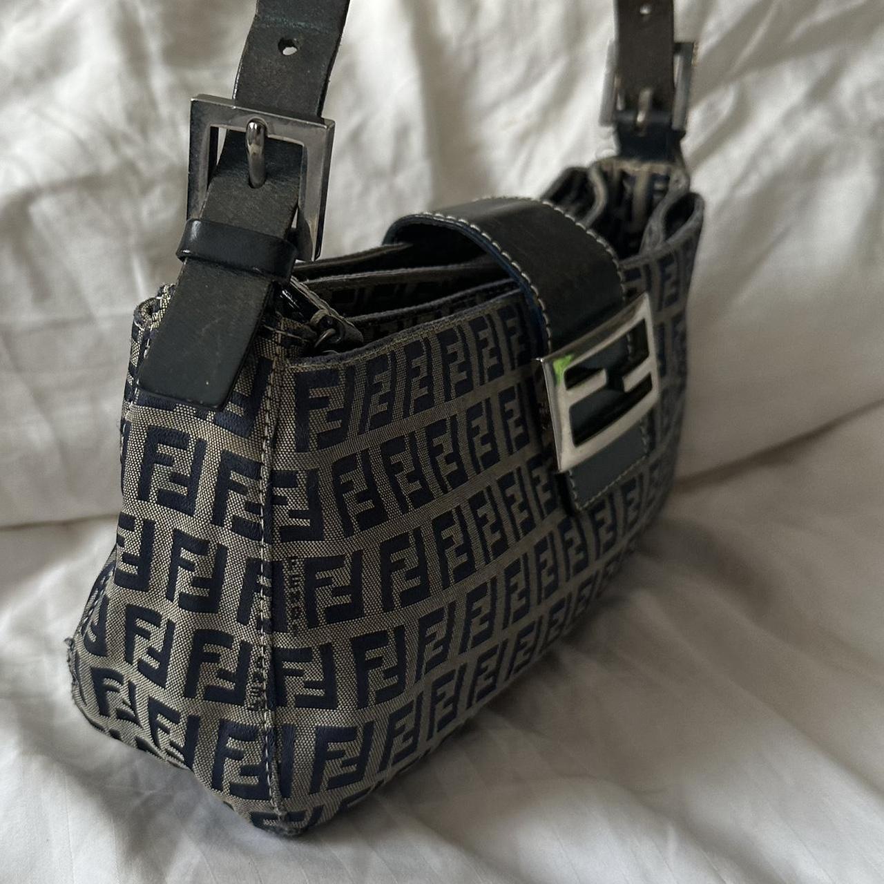 🍇💜Preowned NAVY FENDI BAGUETTE🍇💜