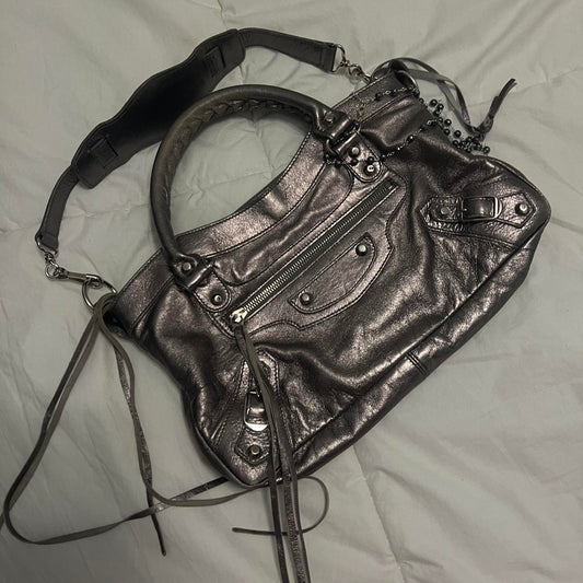 🩷🍒Preowned RARE BALENCIAGA METALLIC SILVER CITY BAG🩷🍒