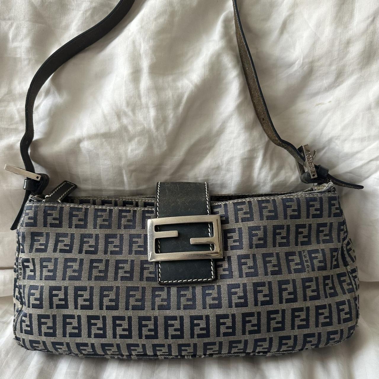 🍇💜Preowned NAVY FENDI BAGUETTE🍇💜