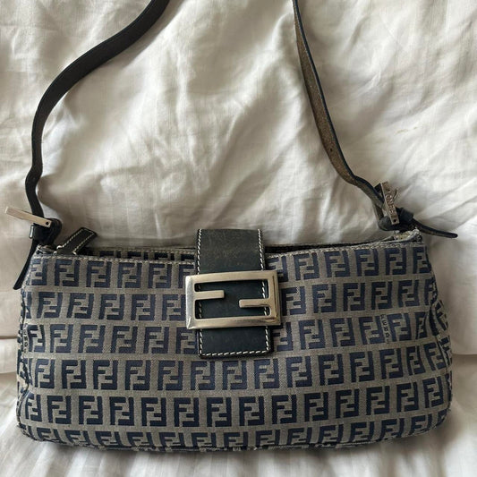 🍇💜Preowned NAVY FENDI BAGUETTE🍇💜