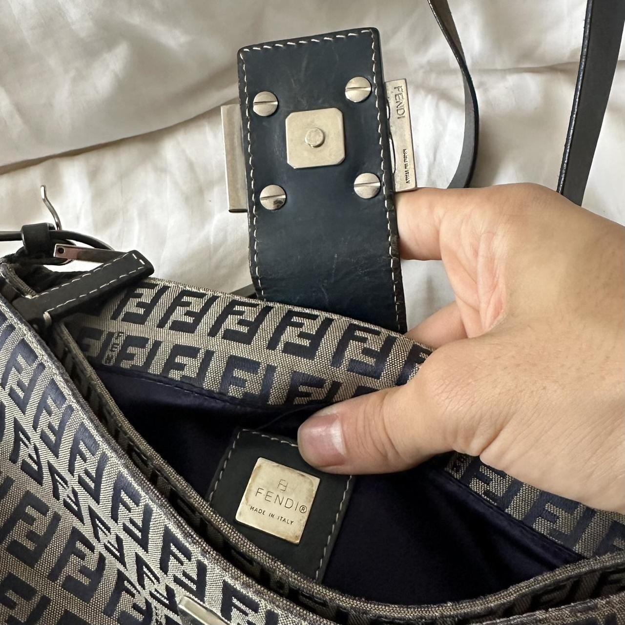 🍇💜Preowned NAVY FENDI BAGUETTE🍇💜
