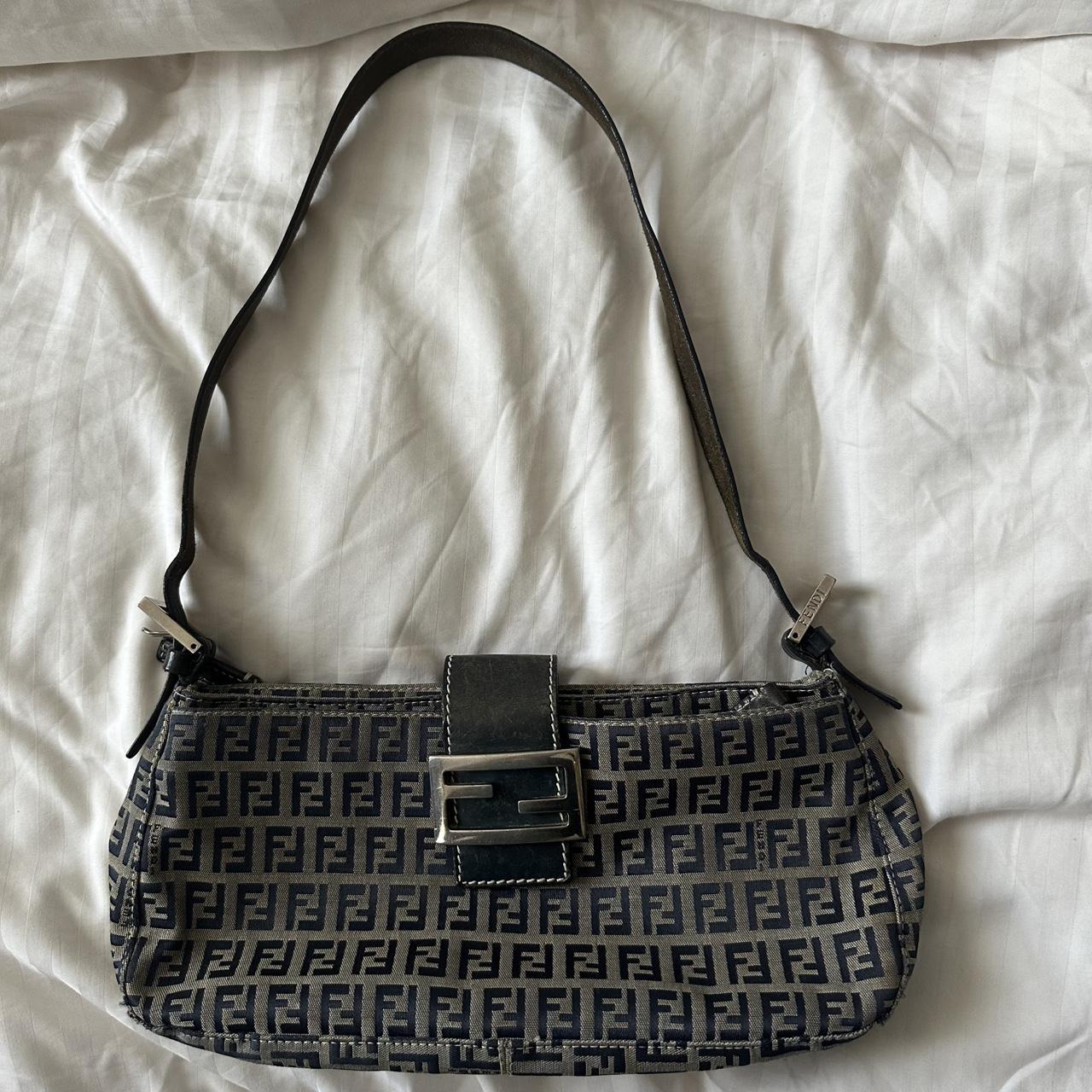 🍇💜Preowned NAVY FENDI BAGUETTE🍇💜