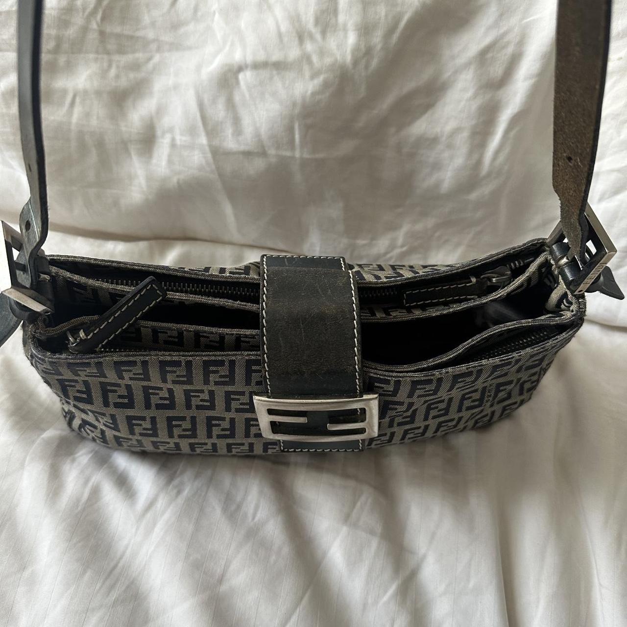 🍇💜Preowned NAVY FENDI BAGUETTE🍇💜