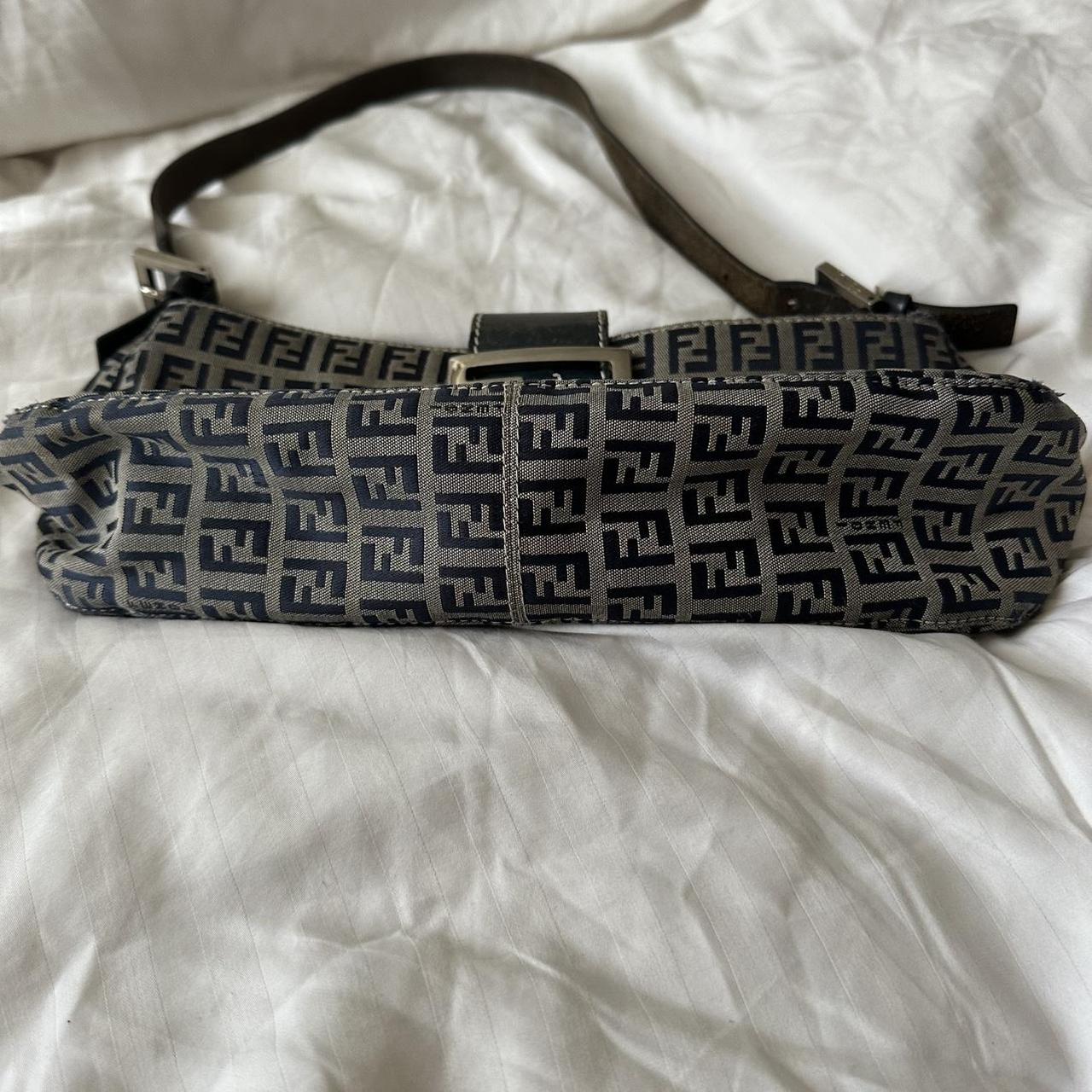 🍇💜Preowned NAVY FENDI BAGUETTE🍇💜